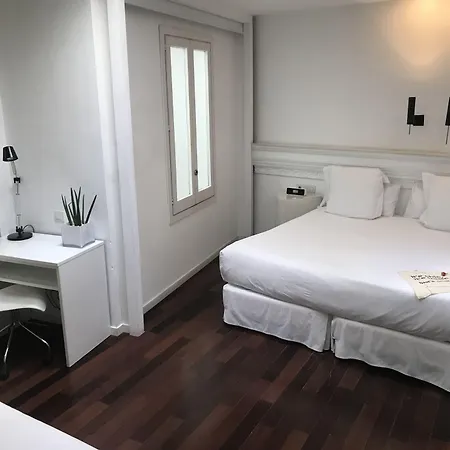 מלון Chic & Basic Born Boutique